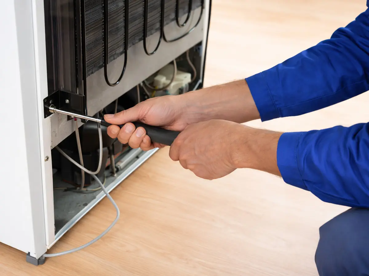 Técnico certificado instalando aire acondicionado split en Barranquilla