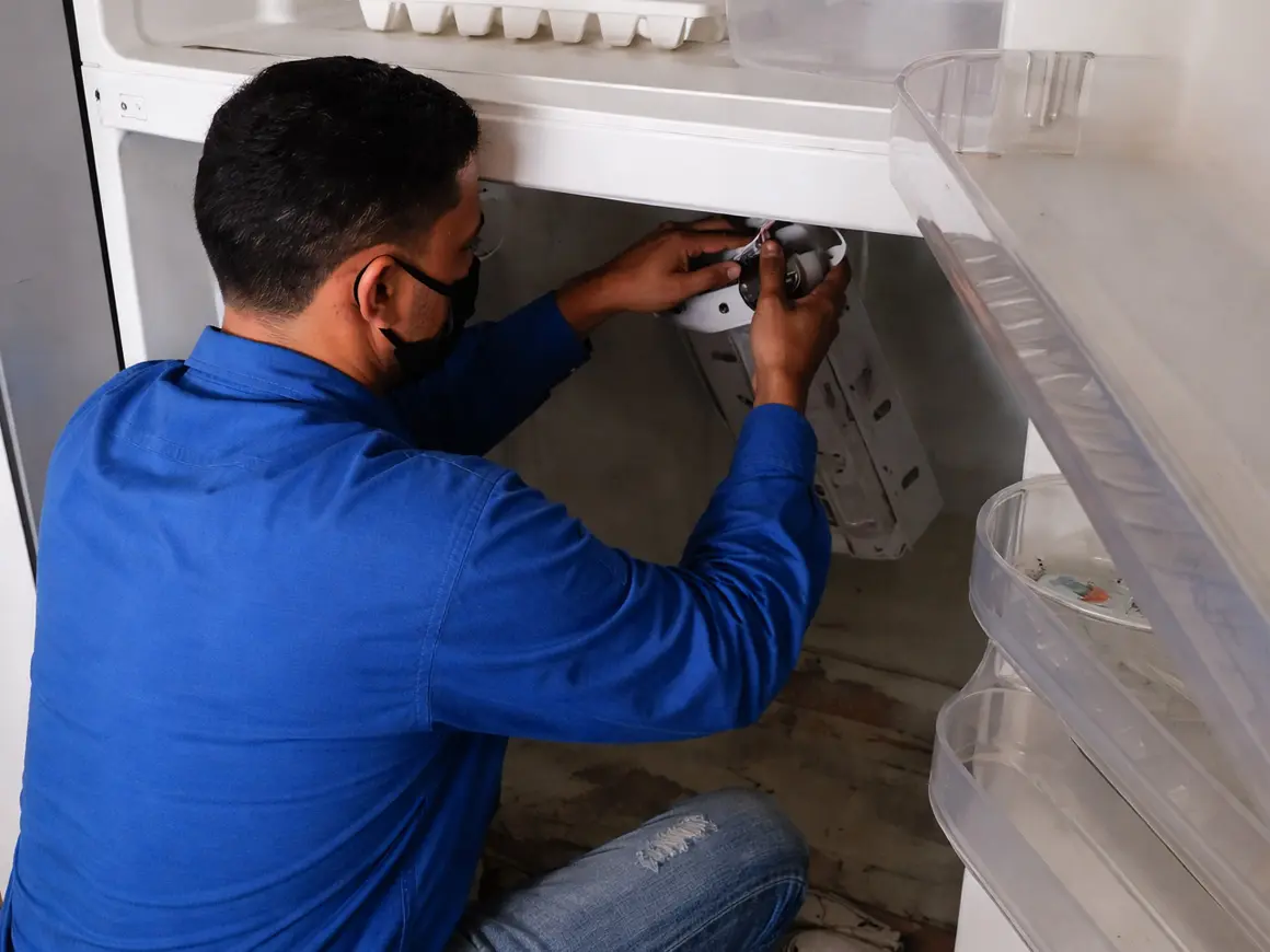 Técnico de Repararya realizando mantenimiento de aire acondicionado a domicilio en Barranquilla