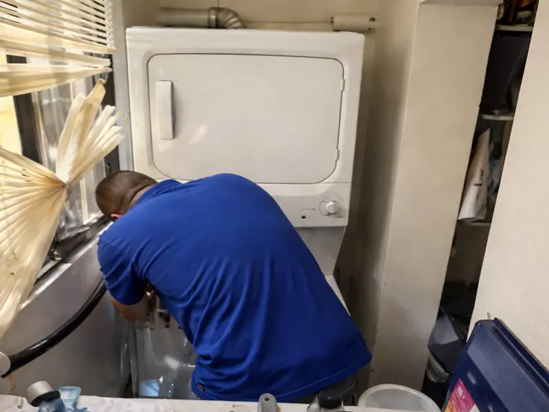 Técnico de Repararya reparando nevera a domicilio en Barranquilla